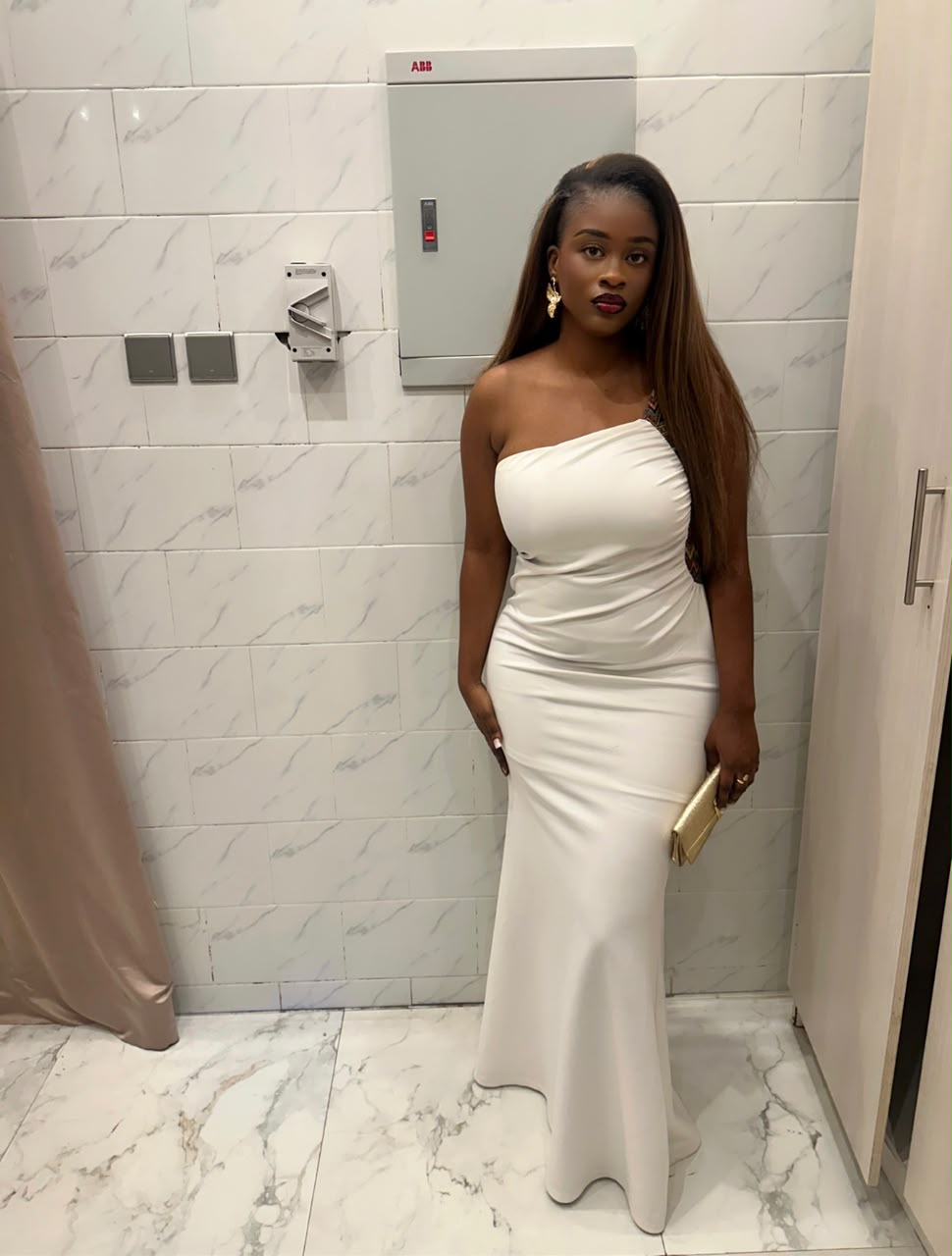 Aldie Ociudiema dans une élégante robe blanche